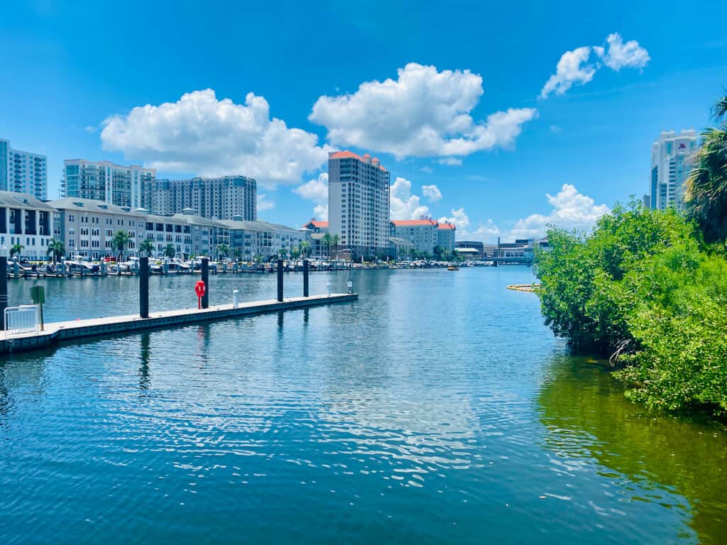 Tampa Florida Boat Rides, Boat cruises Tampa, Tampa dinner cruise, Cross Bay ferry.  Water view photo of Hillsborough River. 