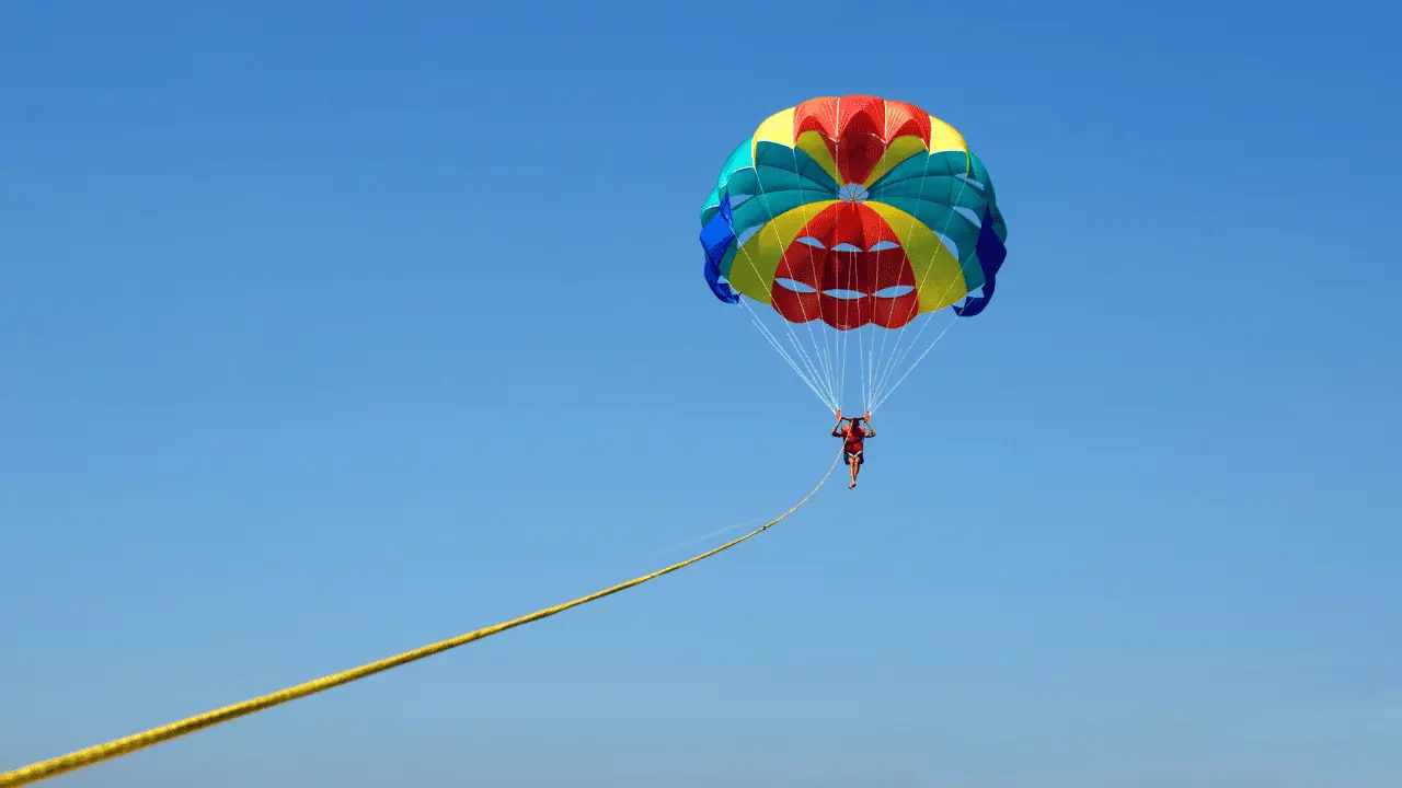 parasailing photo with view in the sky