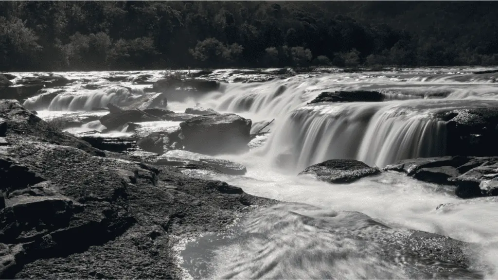 Sandstone Falls showing the beautiful waterfalls