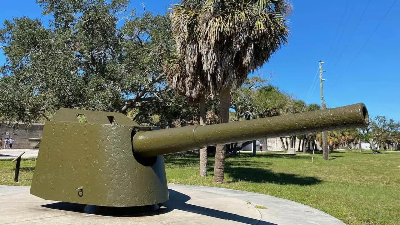 Fort De Soto Park showing an old cannon